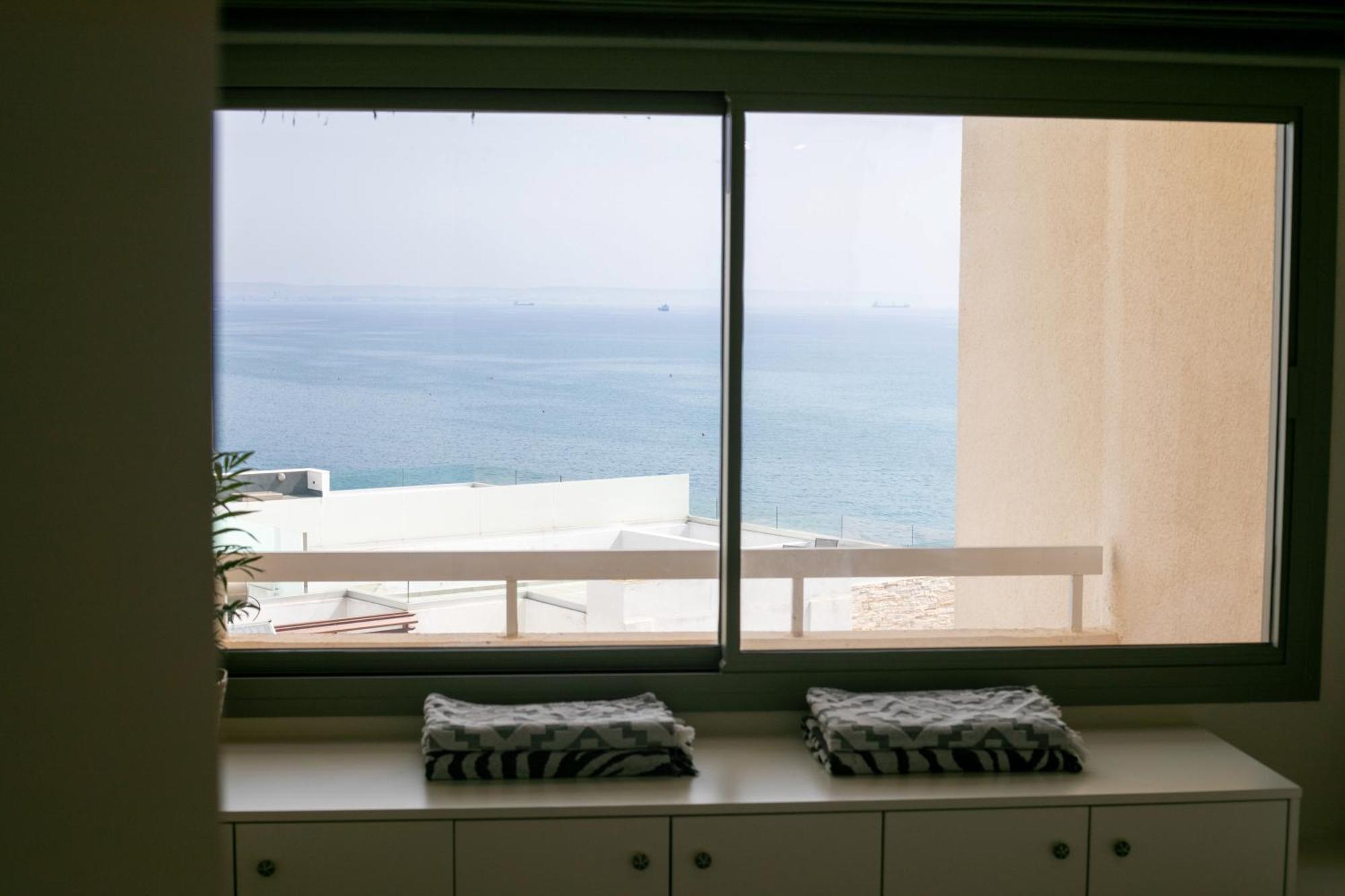 Palmove Luxurious Beachfront Apt Lárnaca Exterior foto
