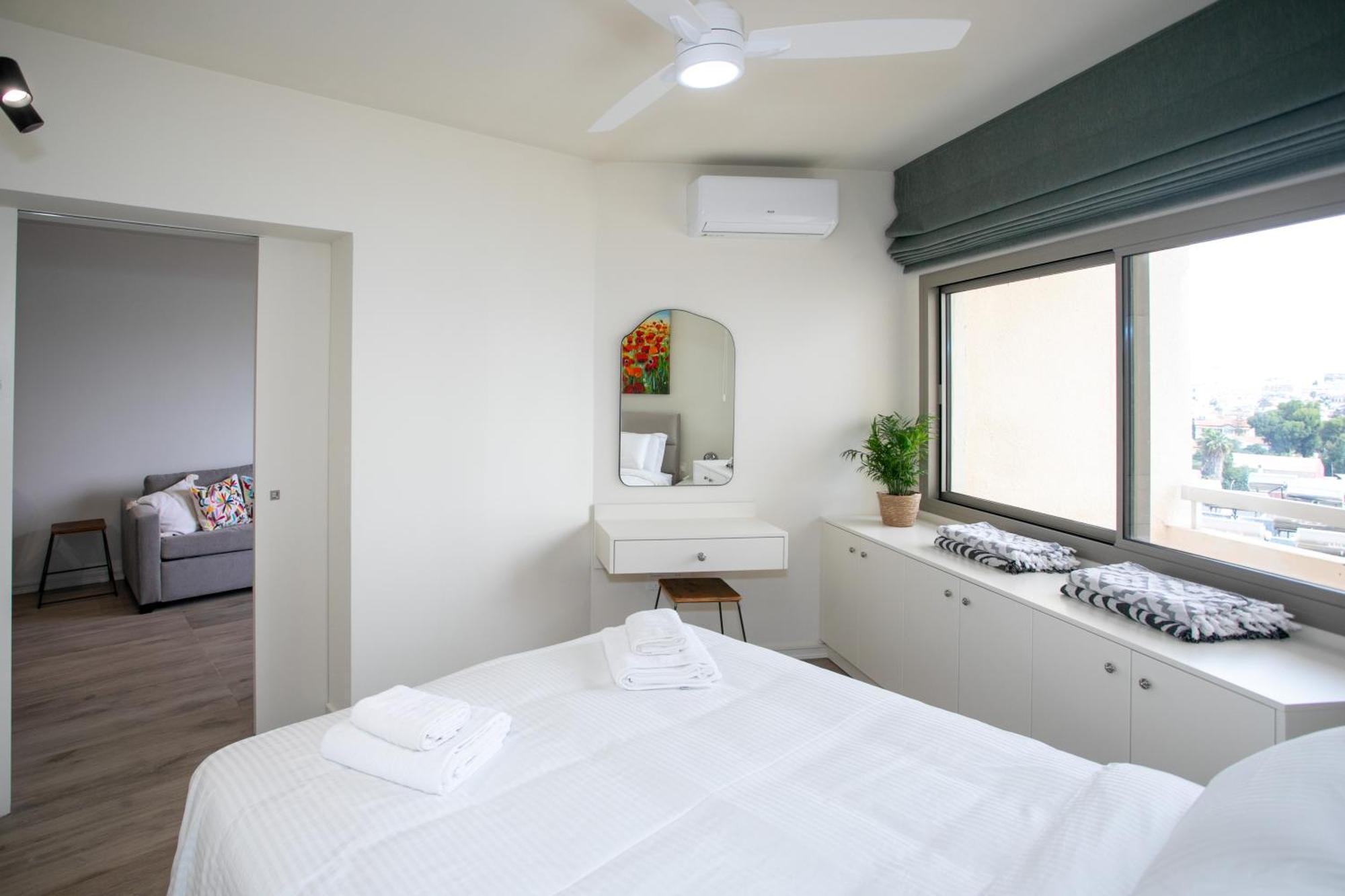 Palmove Luxurious Beachfront Apt Lárnaca Exterior foto