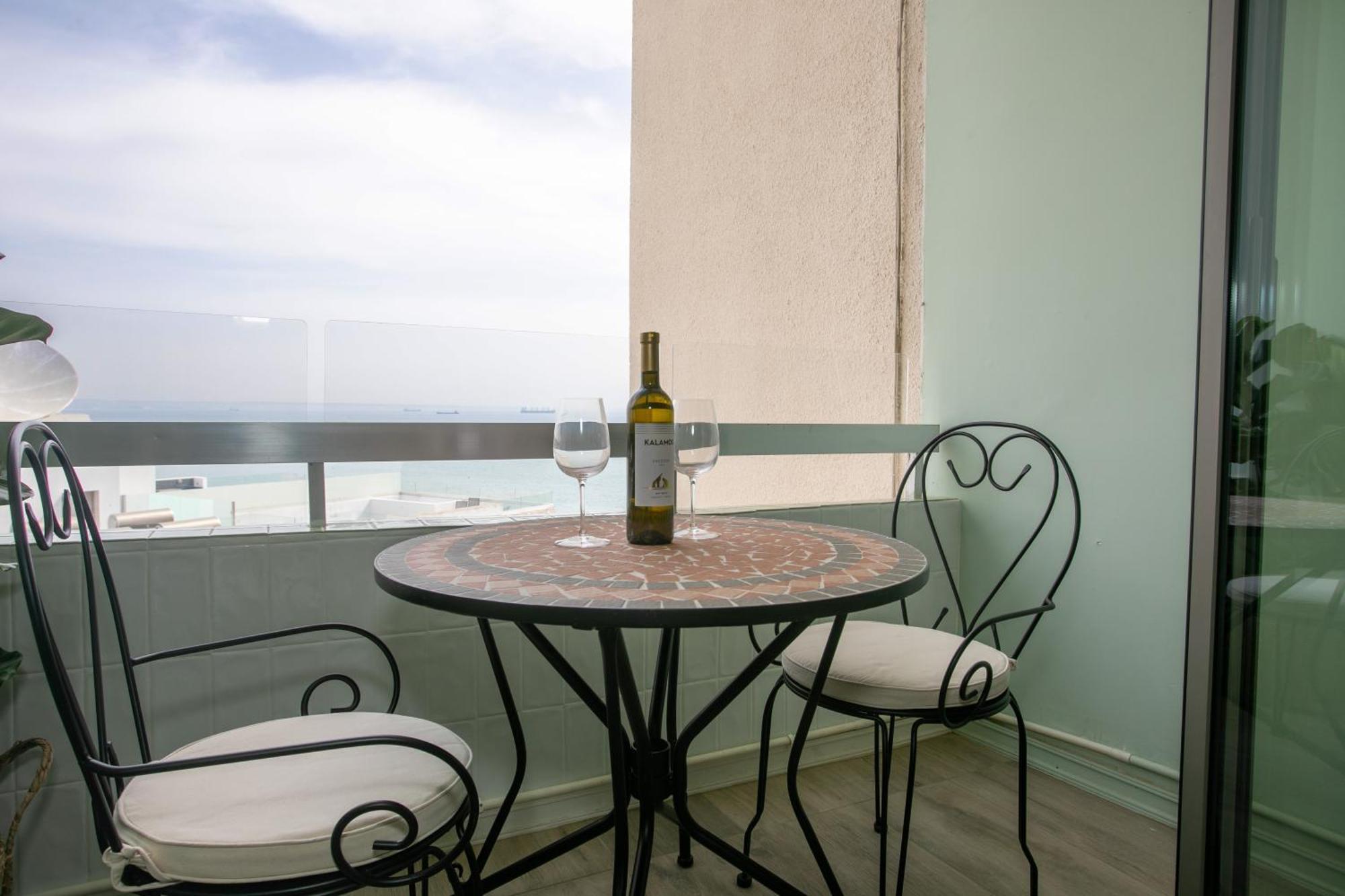 Palmove Luxurious Beachfront Apt Lárnaca Exterior foto