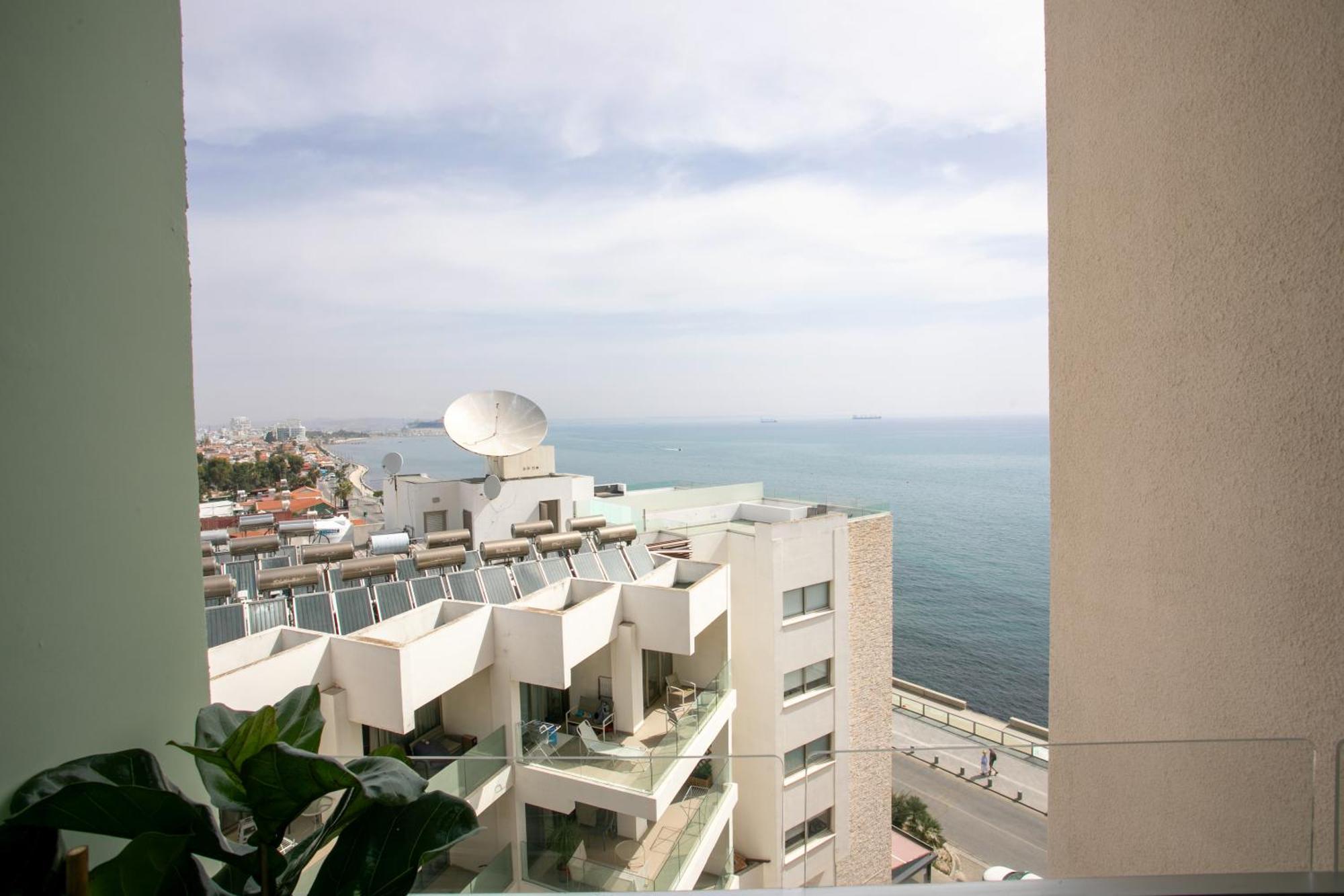 Palmove Luxurious Beachfront Apt Lárnaca Exterior foto