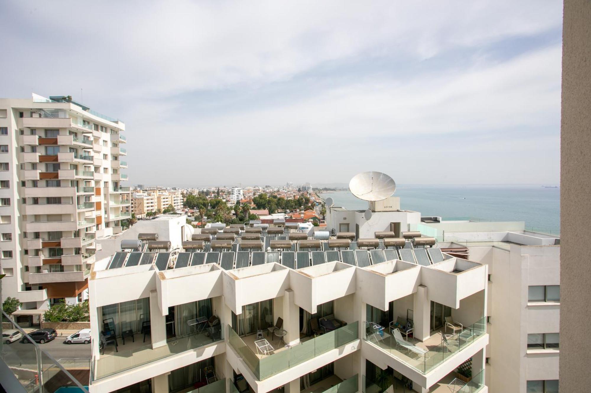Palmove Luxurious Beachfront Apt Lárnaca Exterior foto