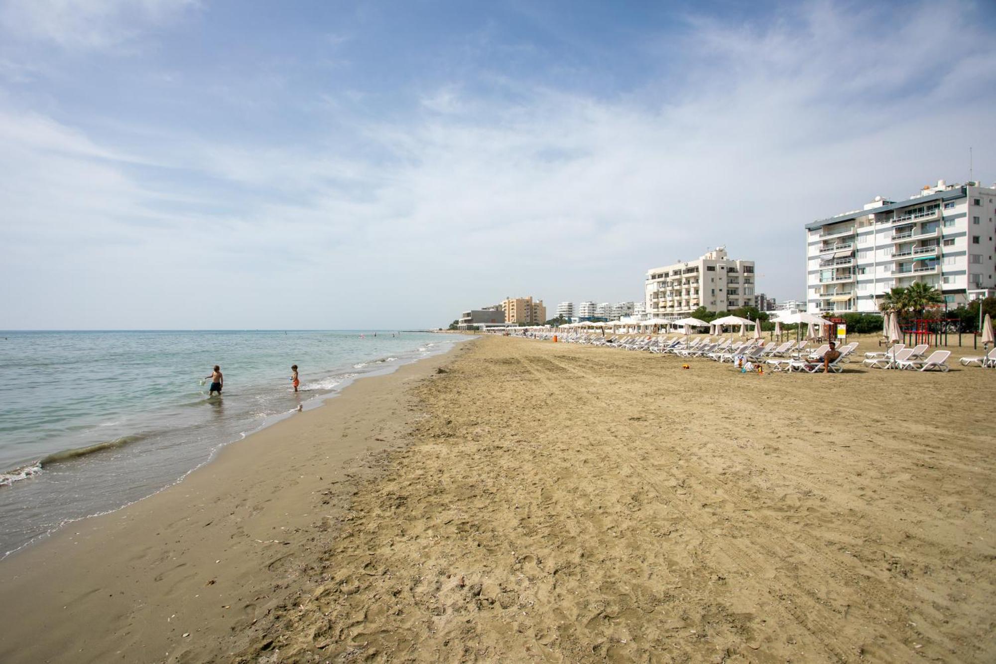 Palmove Luxurious Beachfront Apt Lárnaca Exterior foto