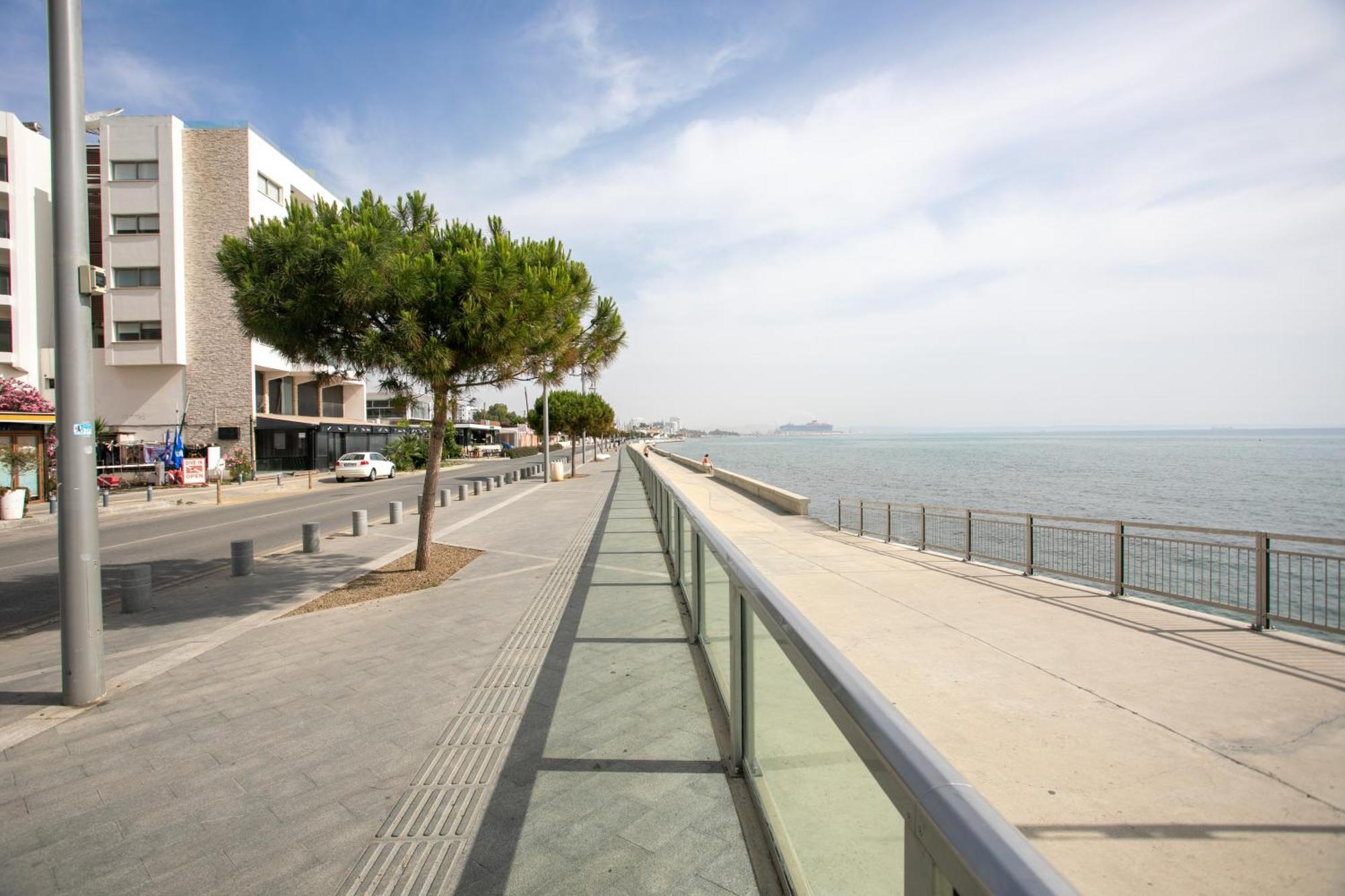 Palmove Luxurious Beachfront Apt Lárnaca Exterior foto
