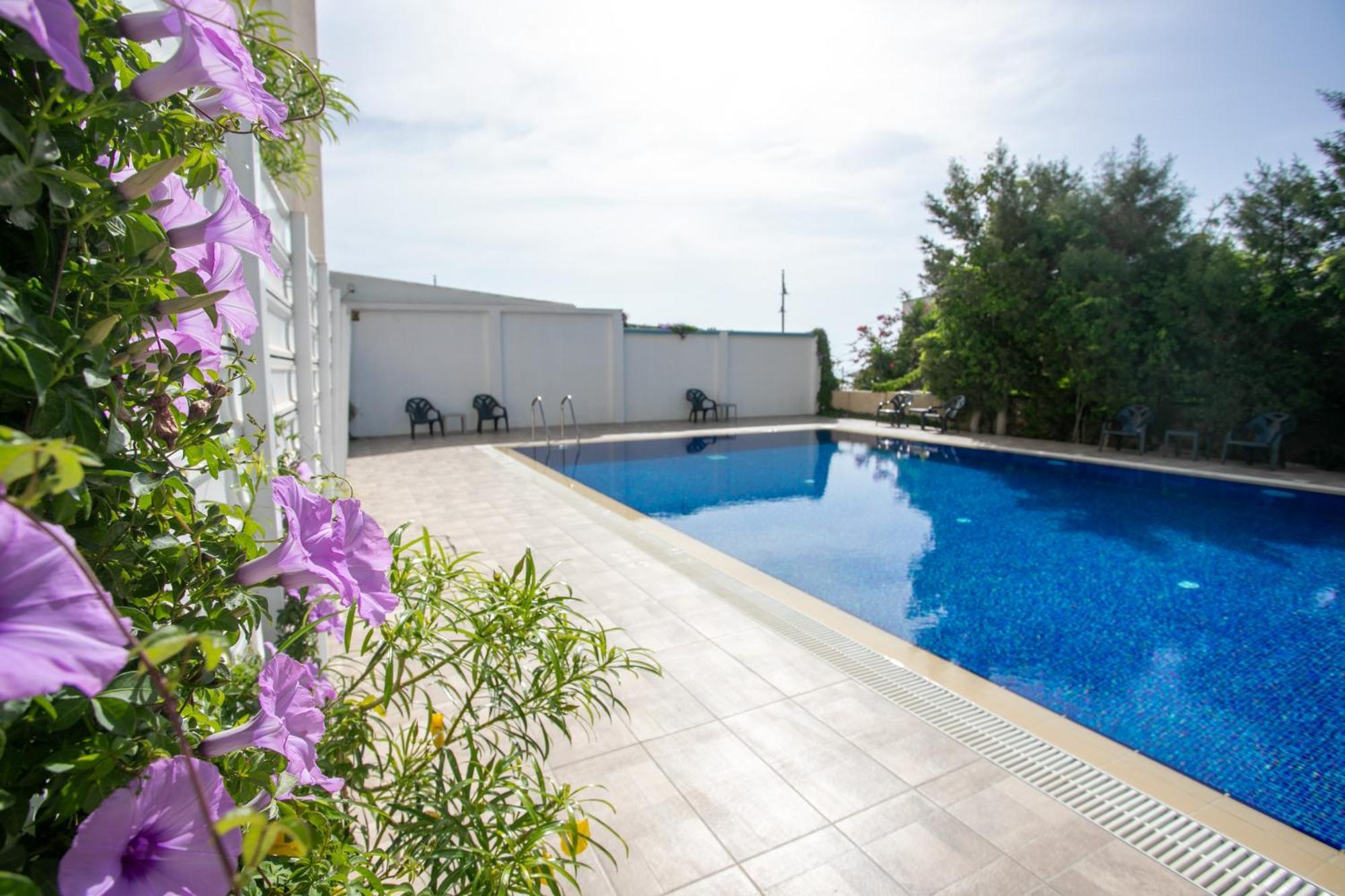 Palmove Luxurious Beachfront Apt Lárnaca Exterior foto