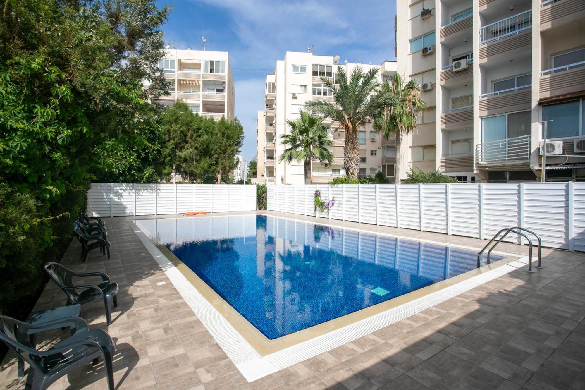Palmove Luxurious Beachfront Apt Lárnaca Exterior foto