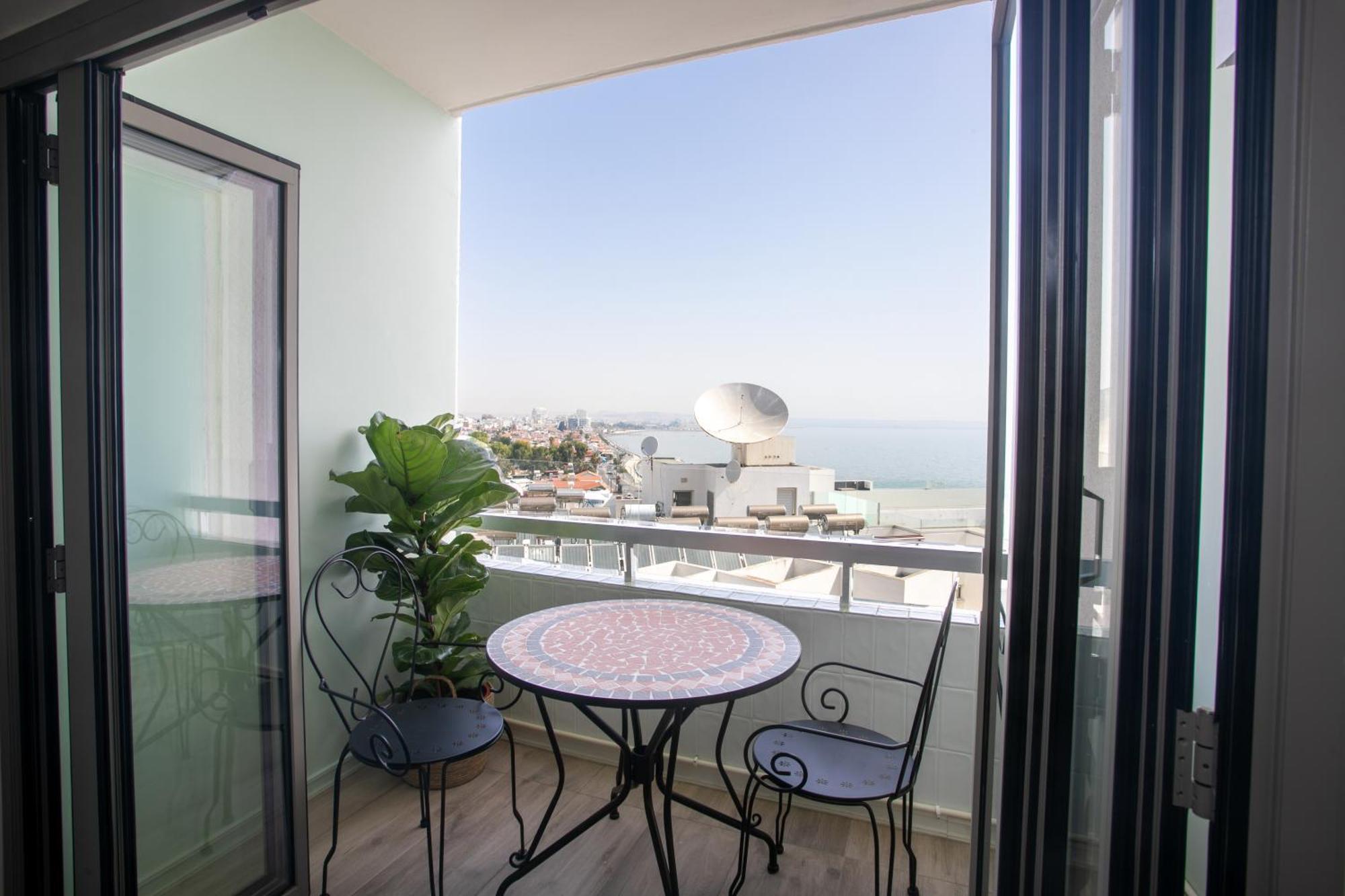 Palmove Luxurious Beachfront Apt Lárnaca Exterior foto