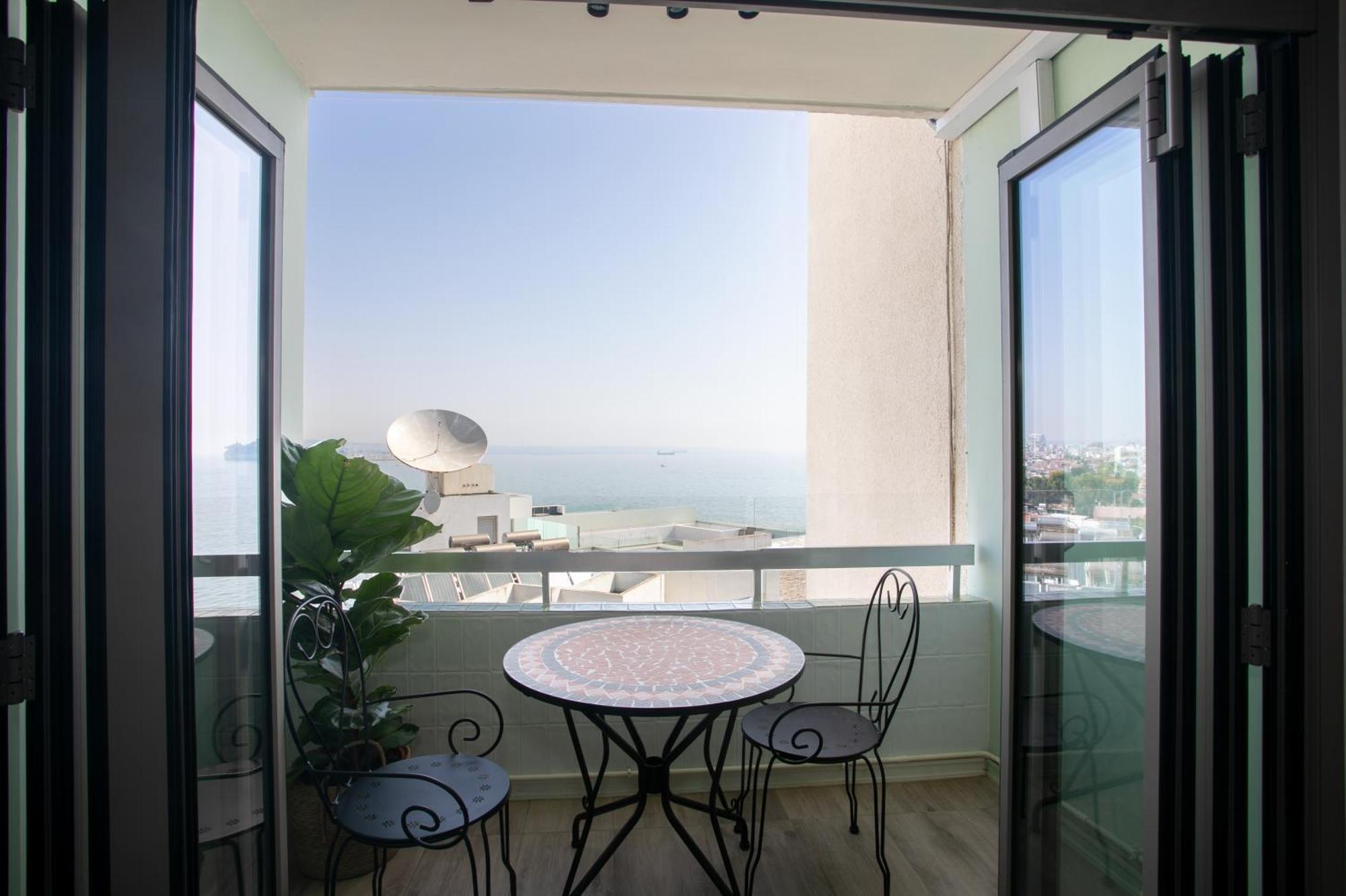 Palmove Luxurious Beachfront Apt Lárnaca Exterior foto