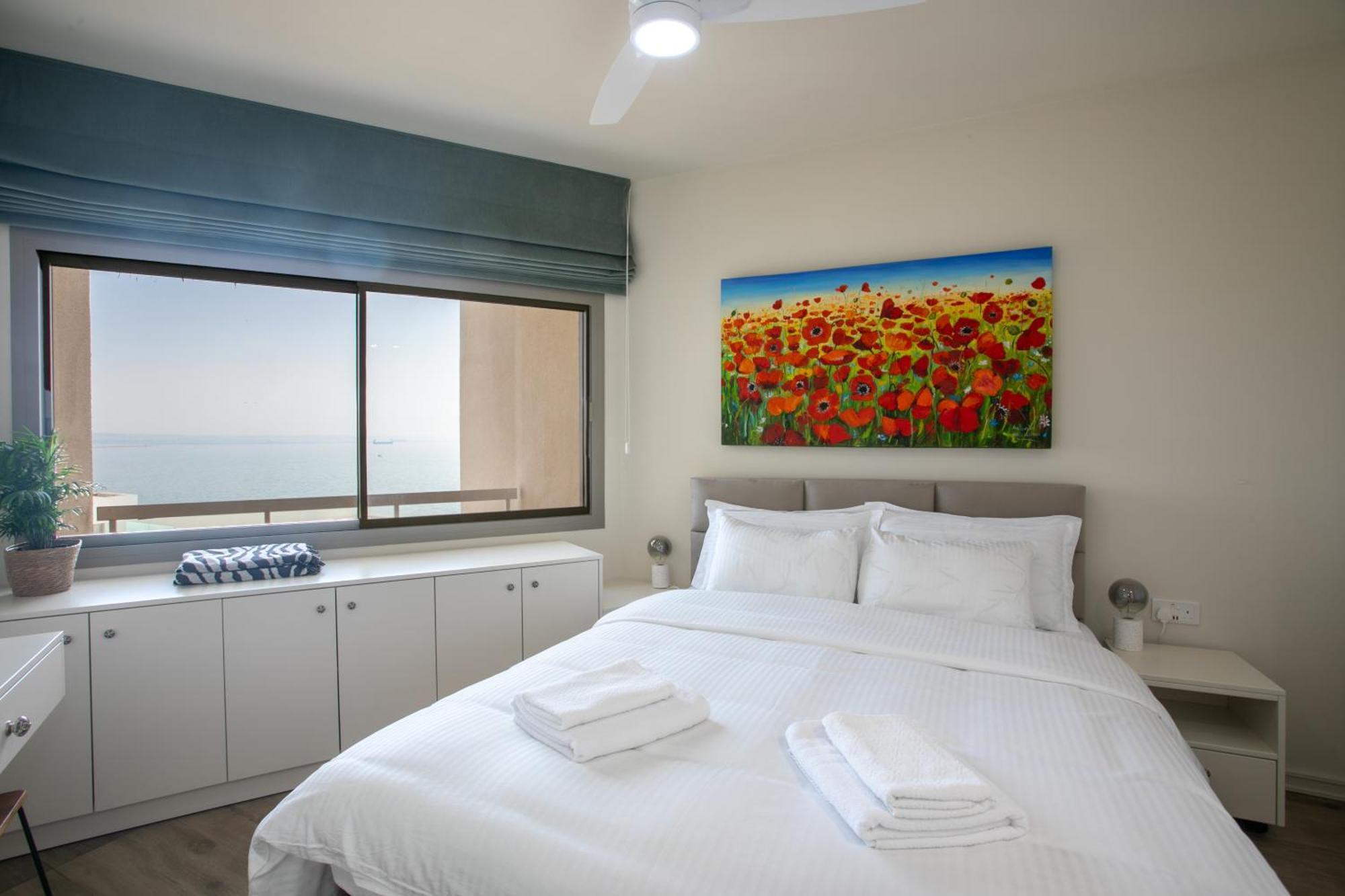 Palmove Luxurious Beachfront Apt Lárnaca Exterior foto